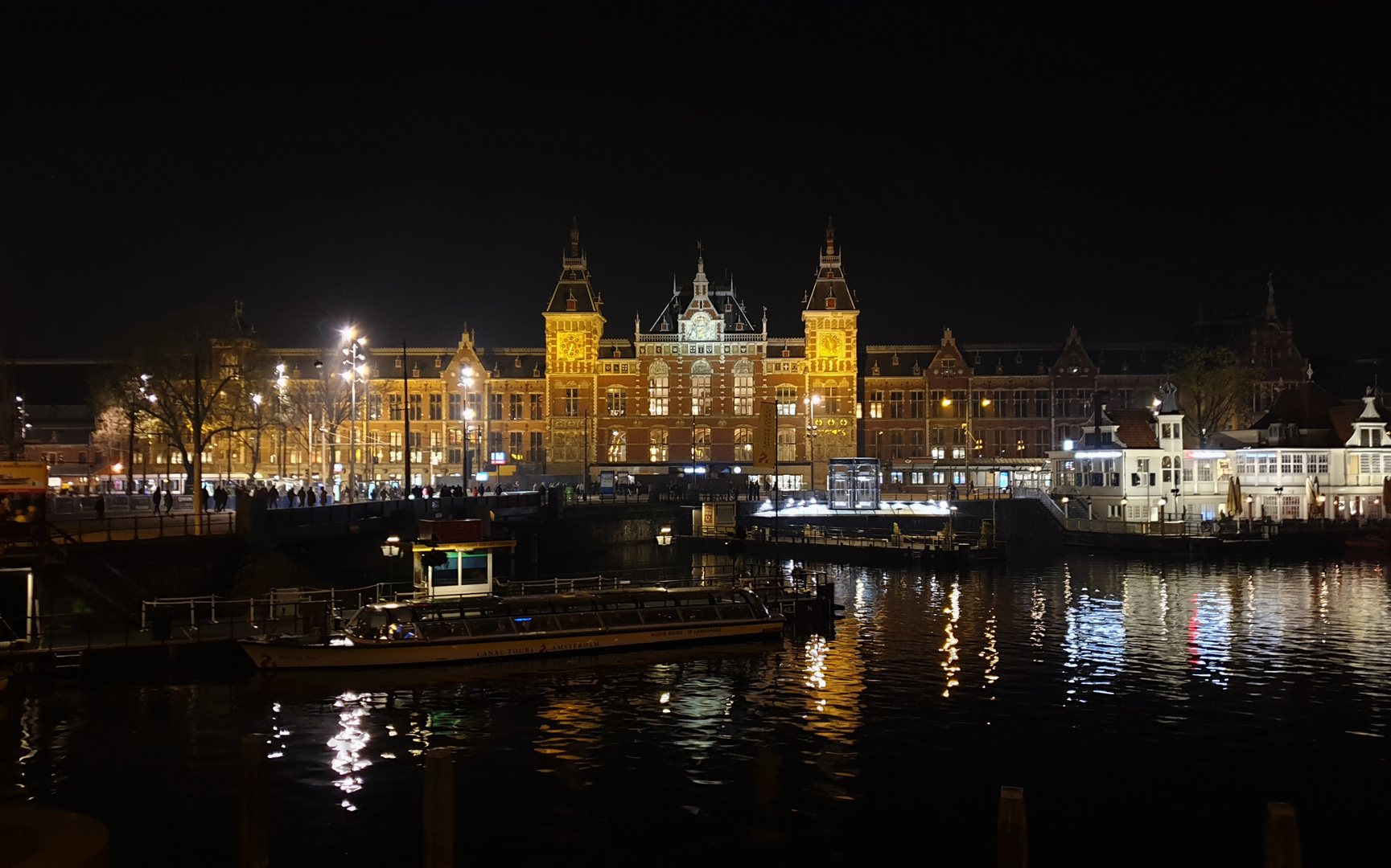 Hauptbahnhof Amsterdam bei Nacht