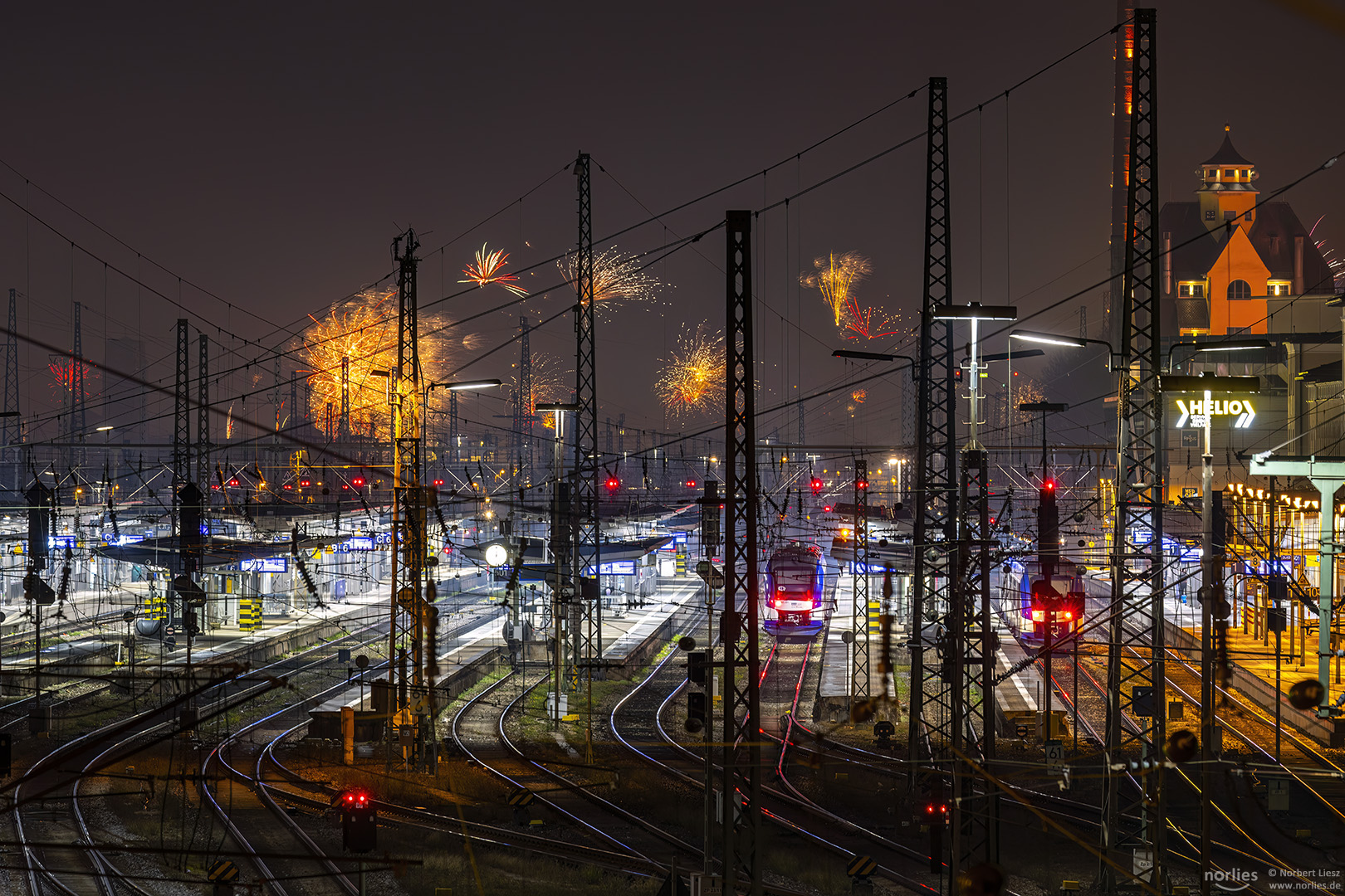 Hauptbahnhof Augsburg mit Feuerwerk