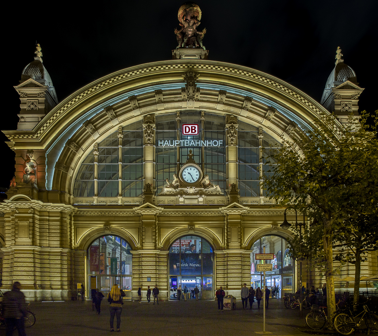 Hauptbahnhof bei Nacht