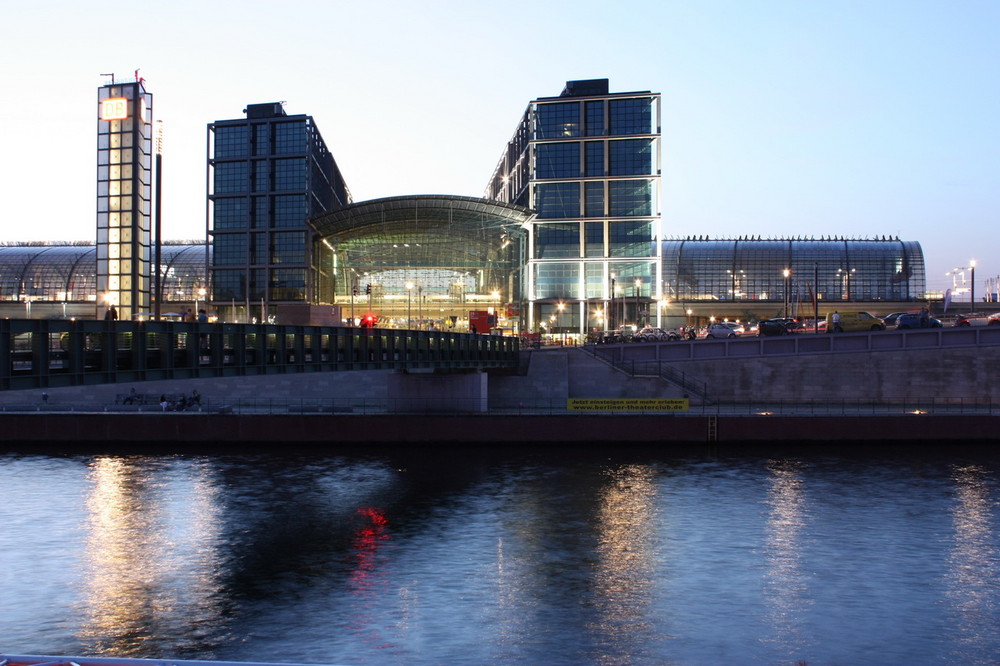 Hauptbahnhof bei Nacht.