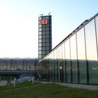 Hauptbahnhof Berlin im Spiegelbild der Stadt