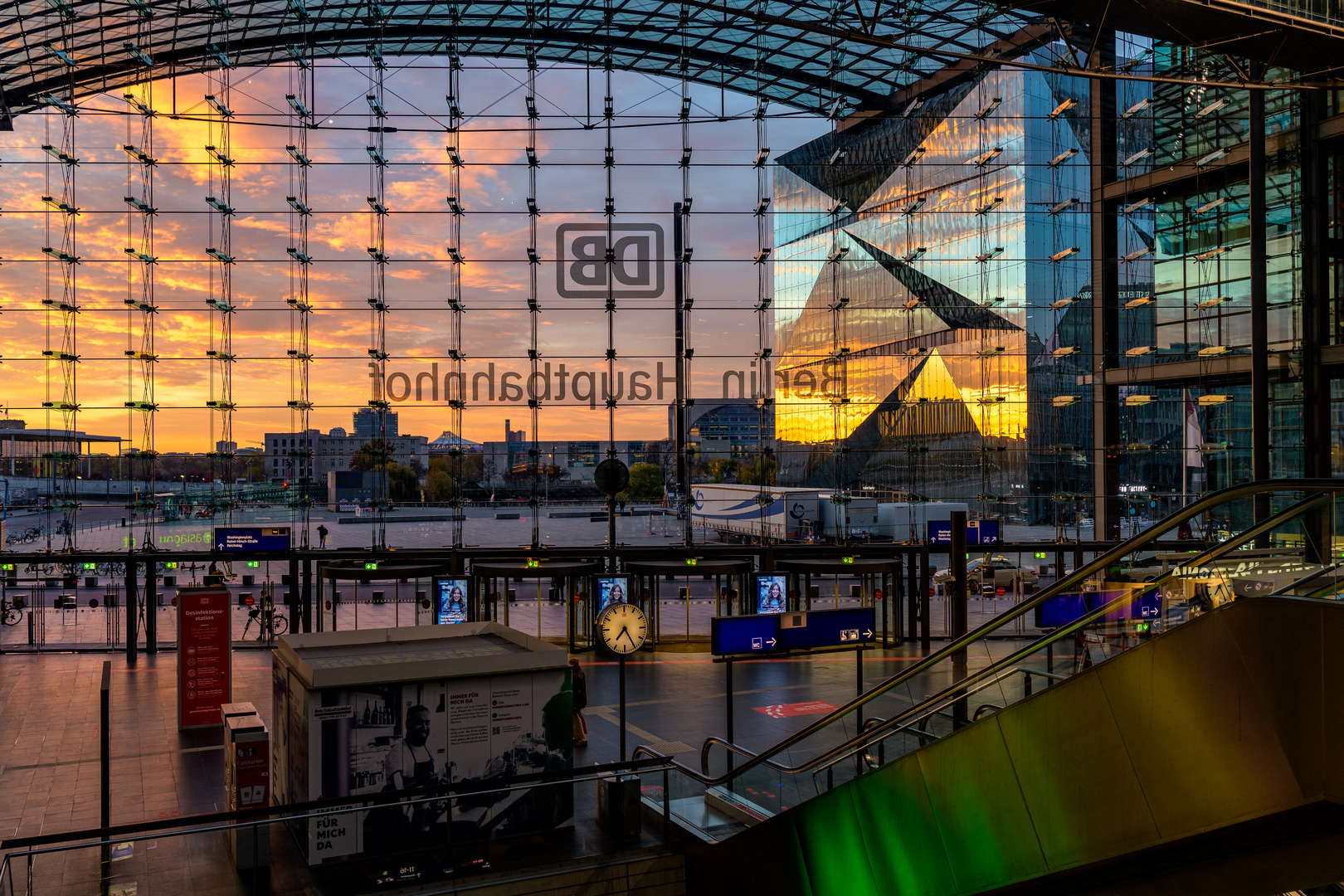 Hauptbahnhof Berlin und the cube im Morgenlicht