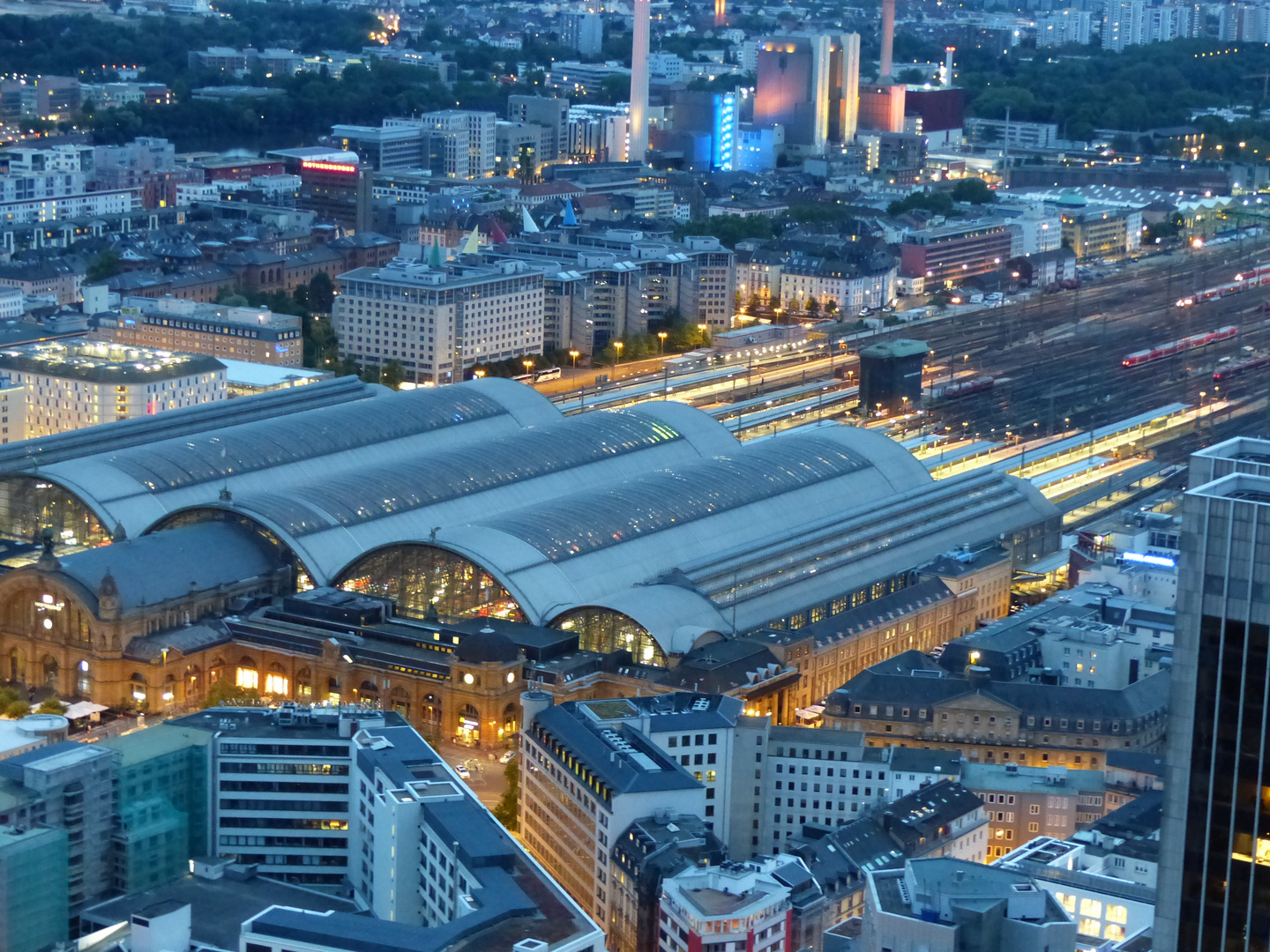 Hauptbahnhof FF vom Trianon Tower aus