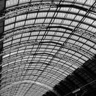 hauptbahnhof frankfurt dach architektur s/w