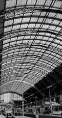 hauptbahnhof frankfurt dach architektur s/w