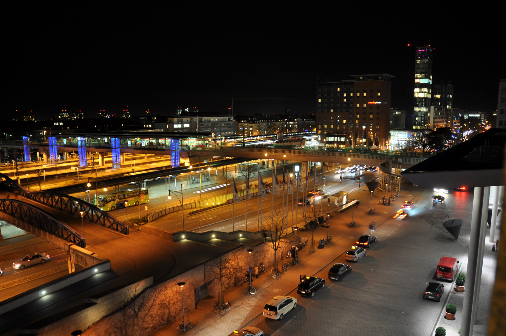 Hauptbahnhof Freiburg bei Nacht