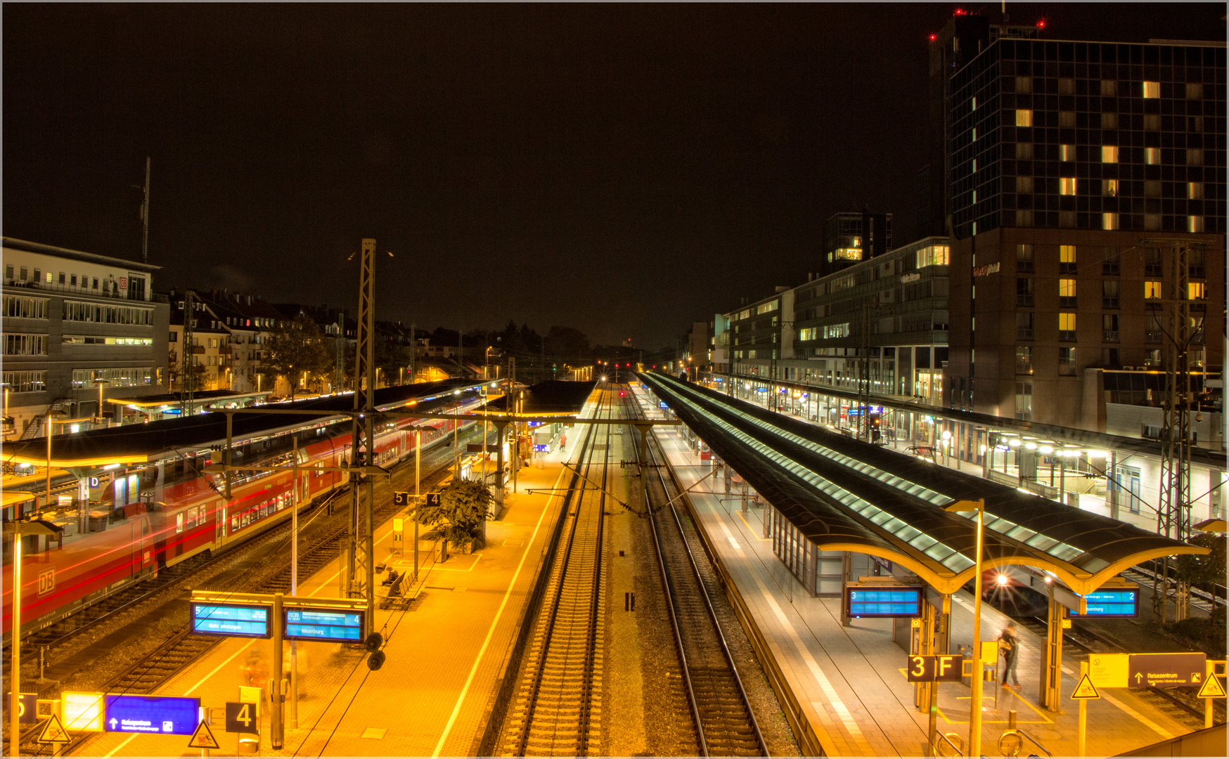 Hauptbahnhof Freiburg im Breisgau bei Nacht ...