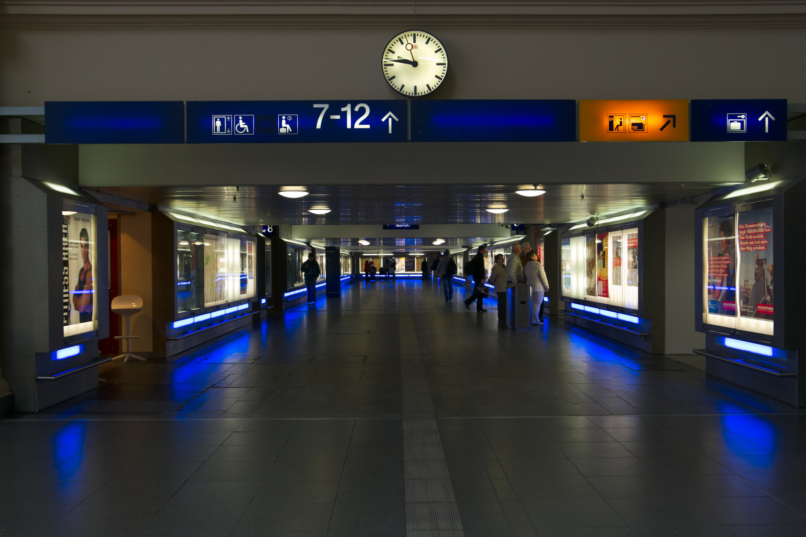 Hauptbahnhof Halle (Saale) - Zu den Gleisen 7 - 12