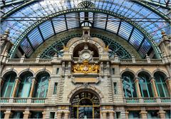 Hauptbahnhof in Antwerpen  (von der Innenseite der Bahngleise gesehen)