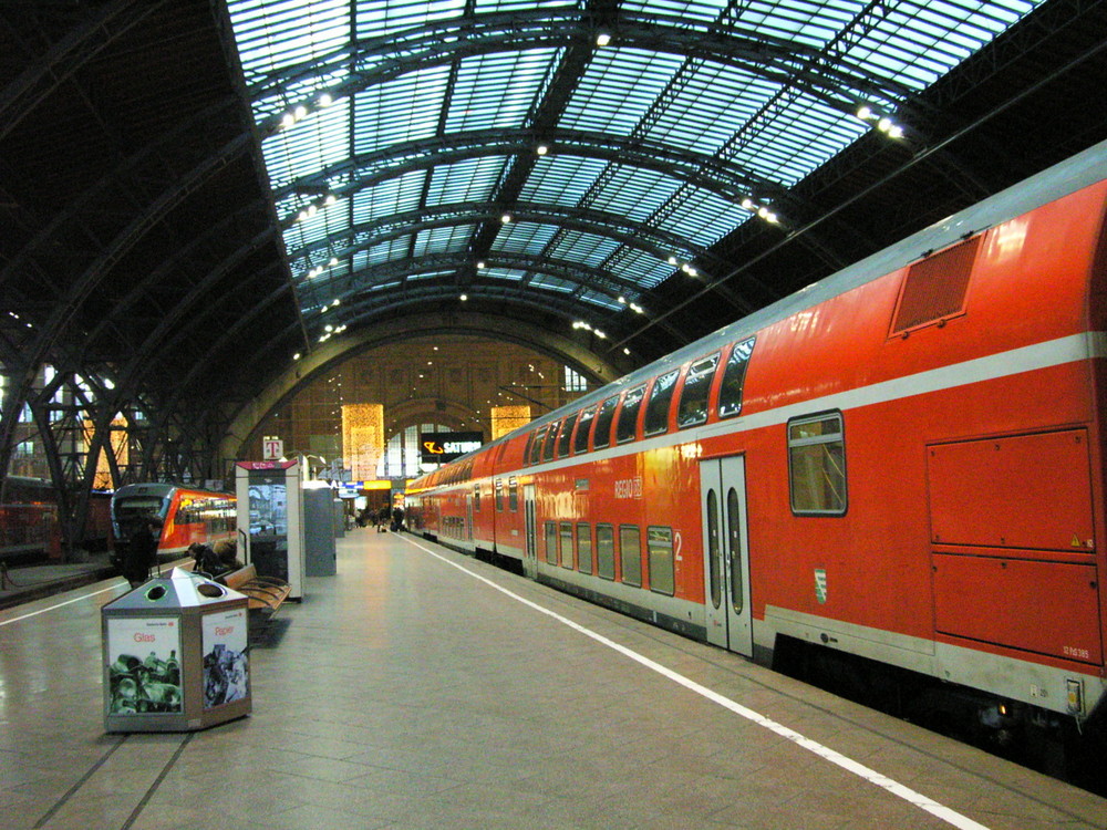 Hauptbahnhof Leipzig mit S-Bahnzug