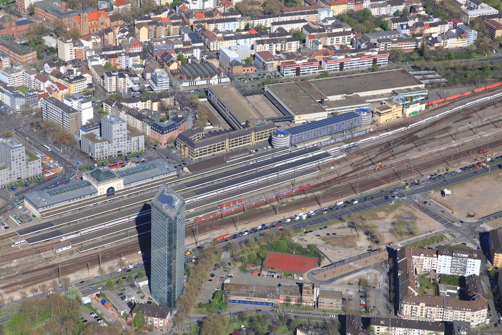 Hauptbahnhof Mannheim mit Victoria-Hochhaus und Busbahnhof