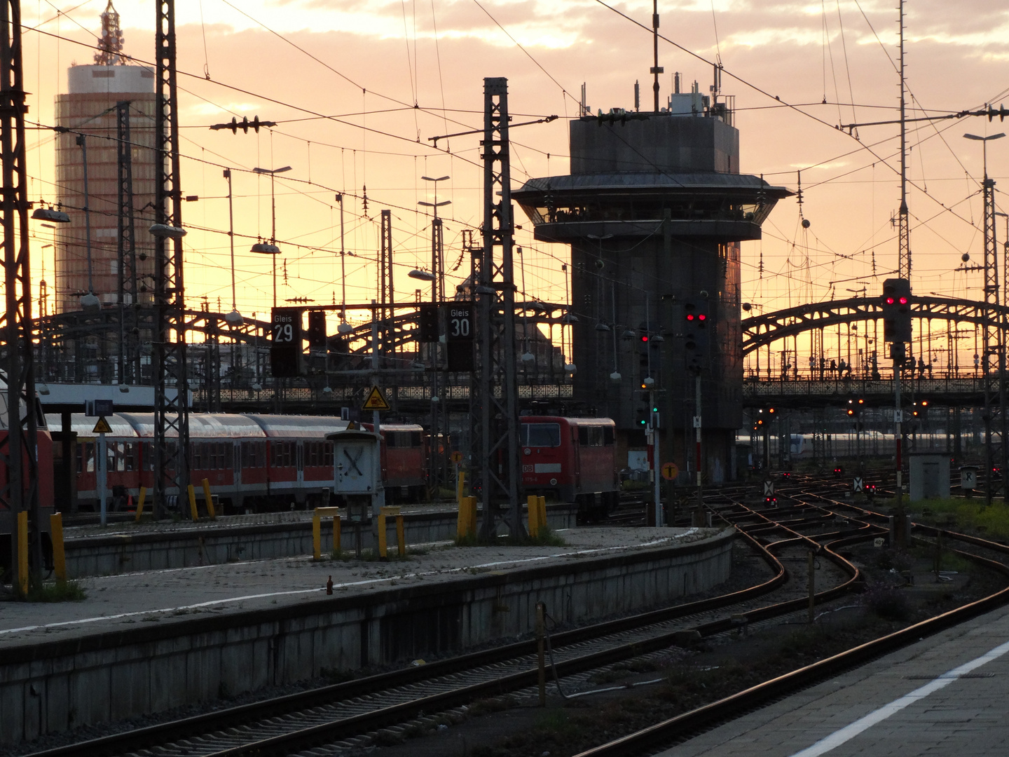 Hauptbahnhof München mit Abendrot