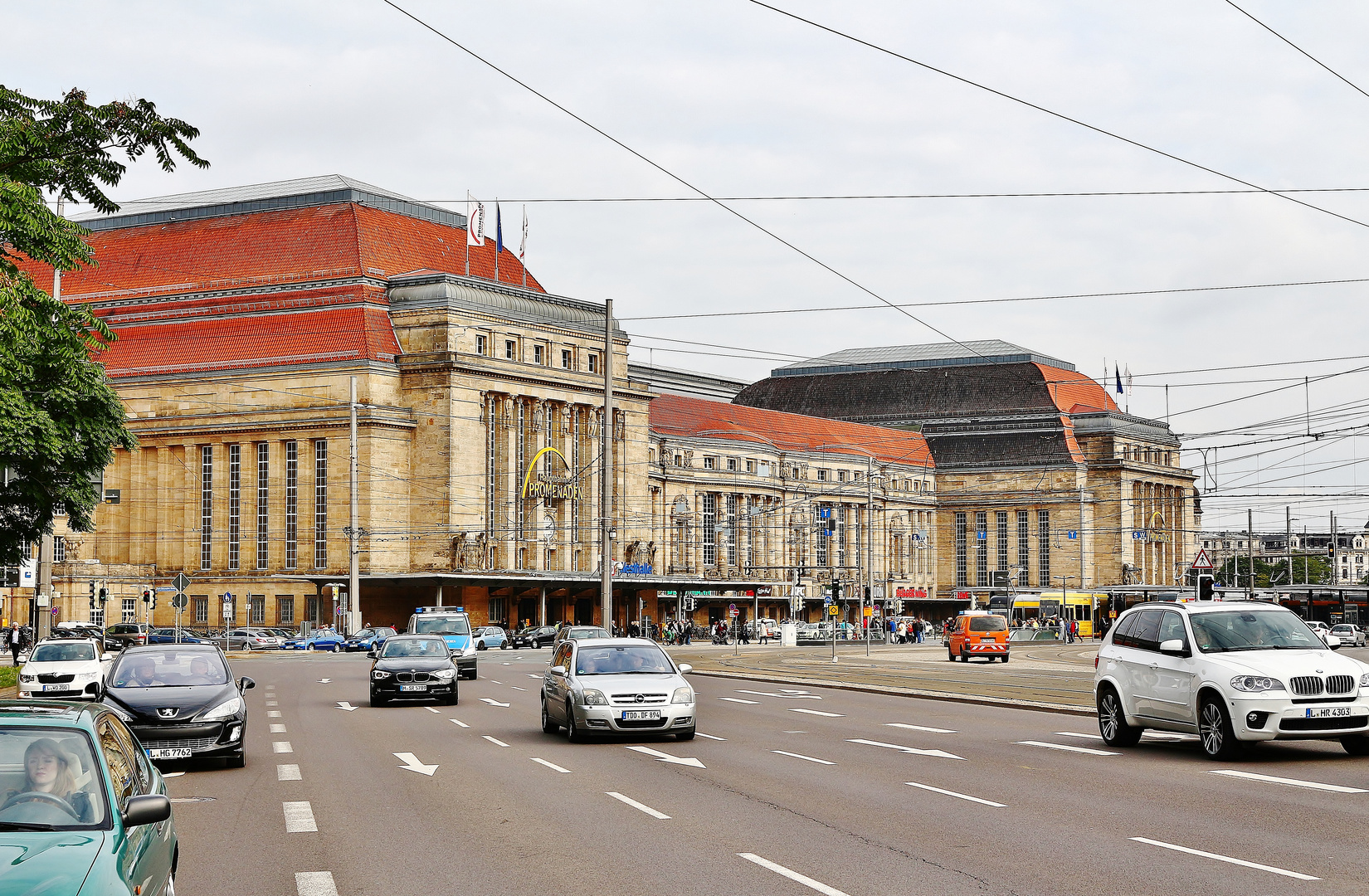 Hauptbahnhof, Straßenfront