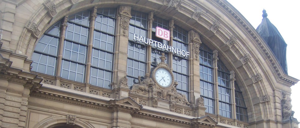 Hauptbahnhof-Uhr-Weißer Himmel