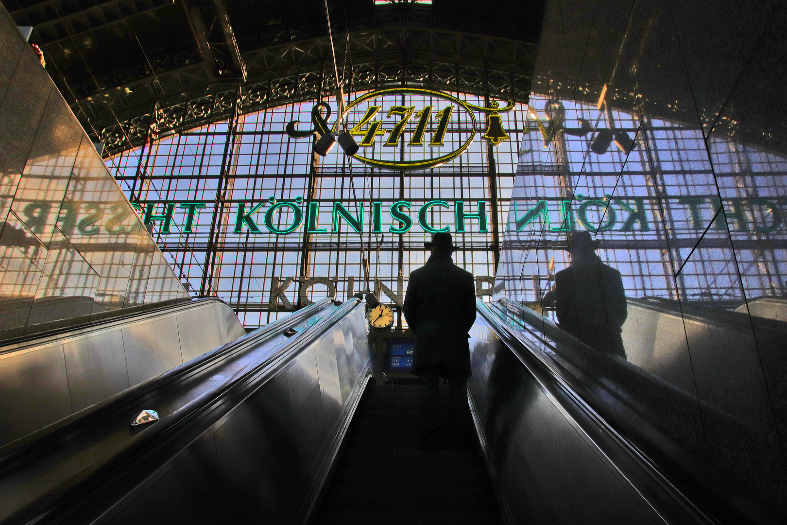 Hauptbahnhof verspiegelt.....