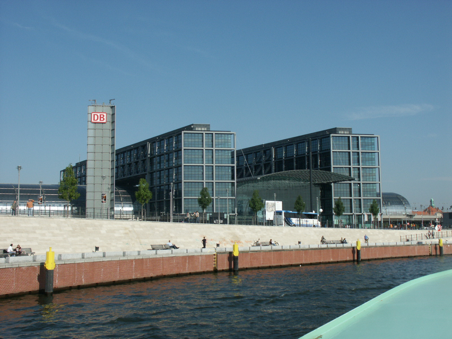 Hauptbahnhof von der Spreeseite aus gesehen