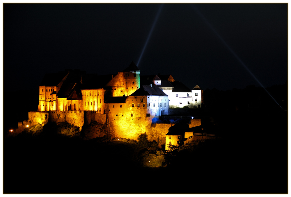 Hauptburg in Burghausen bei Nacht.