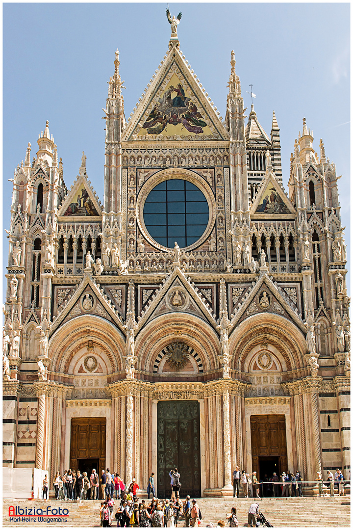 Hauptfassade des Doms von Siena