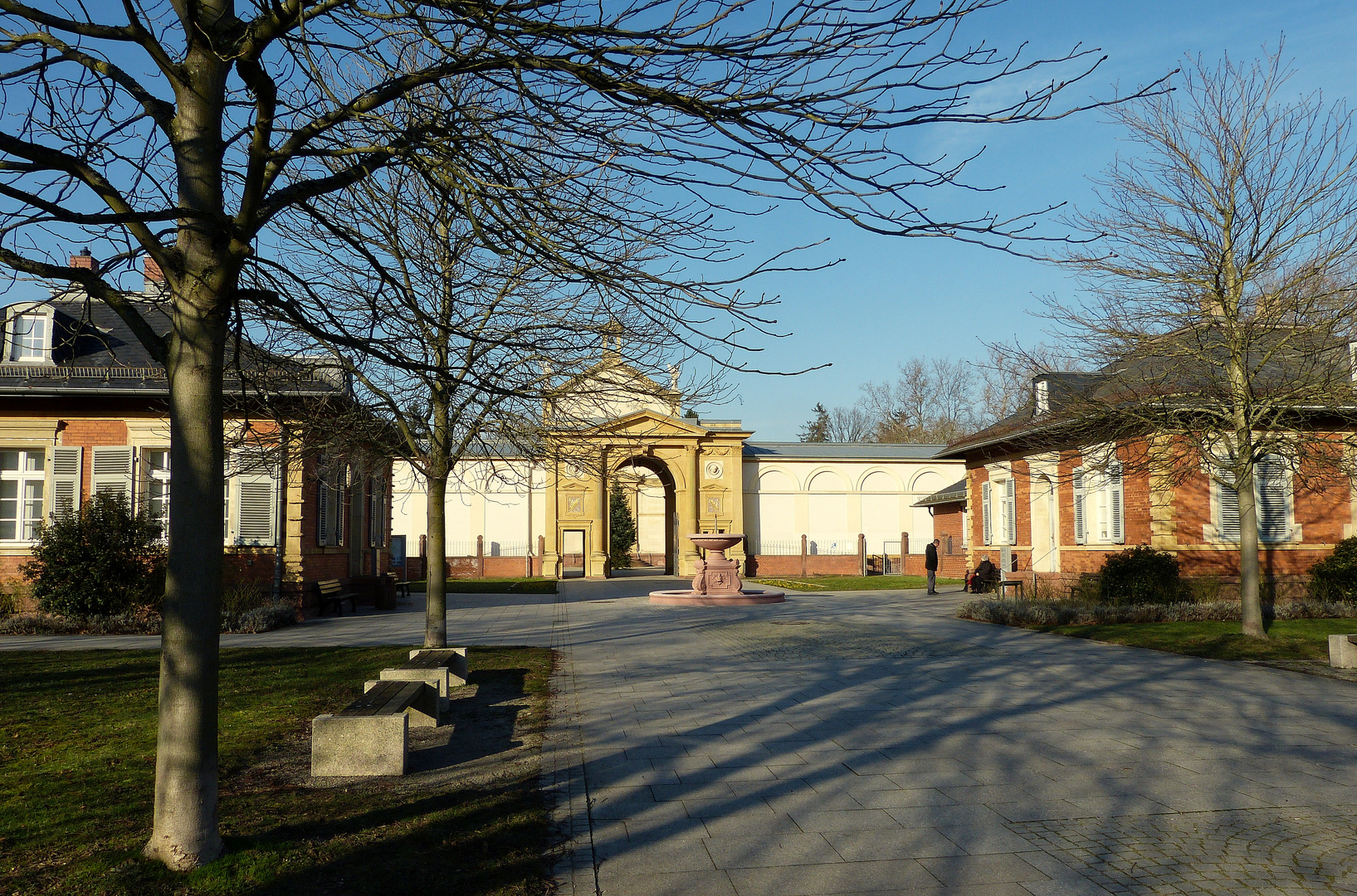 Hauptfriedhof Eingang Karlsruhe bei  Frost