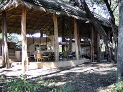 Haupthaus der Sandibe Lodge im Okavango-Delta