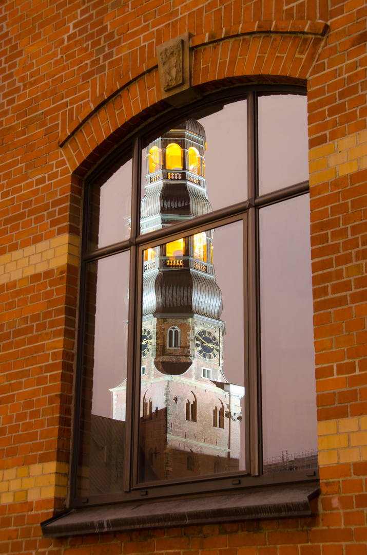 Hauptkirche Sankt Katharinen Hamburg am späten Abend