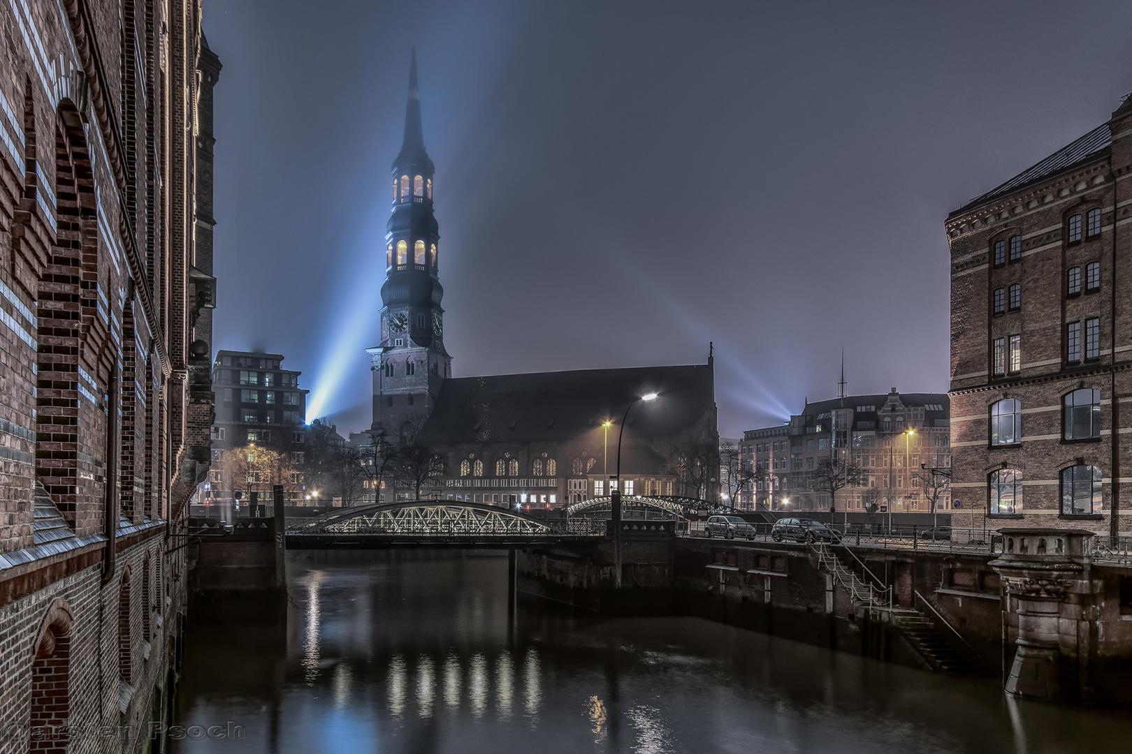 Hauptkirche Sankt Katharinen im Nebel 