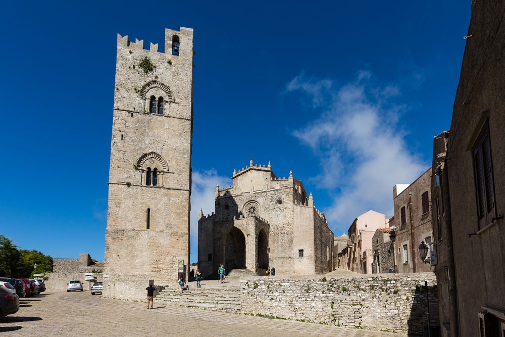 Hauptkirche und Glockenturm von Erice 