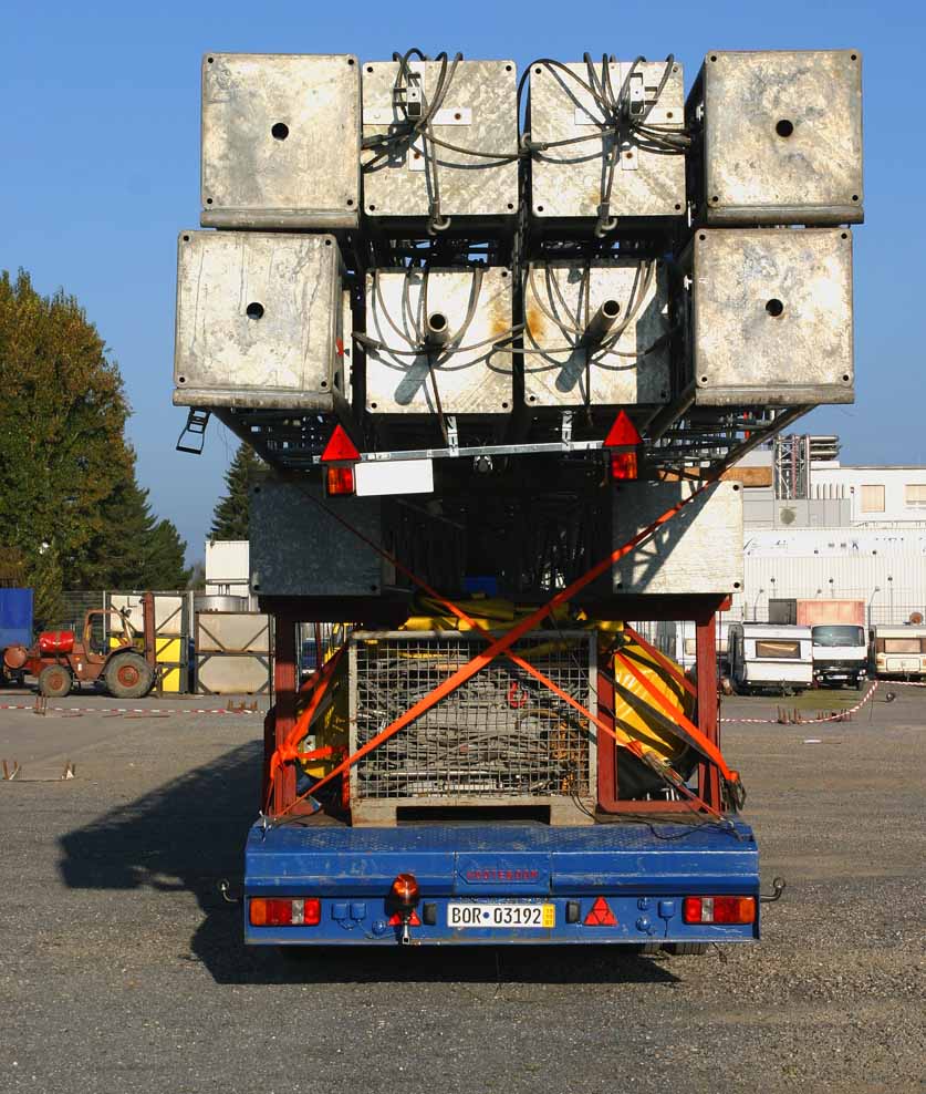 Hauptmastenwagen von hinten.Überlänge! Circus Flic-Flac