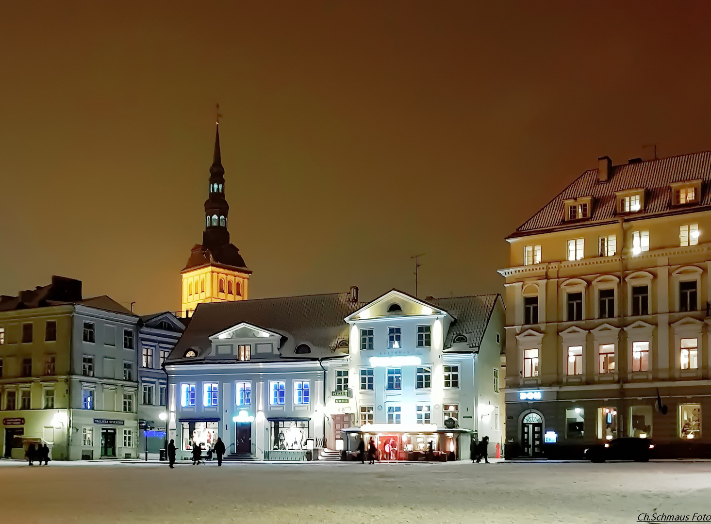 HAUPTPLATZ IN TALLINN BEI NACHT