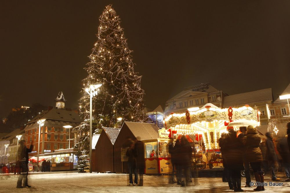 Hauptplatz und Uhrturm von Graz im Advent