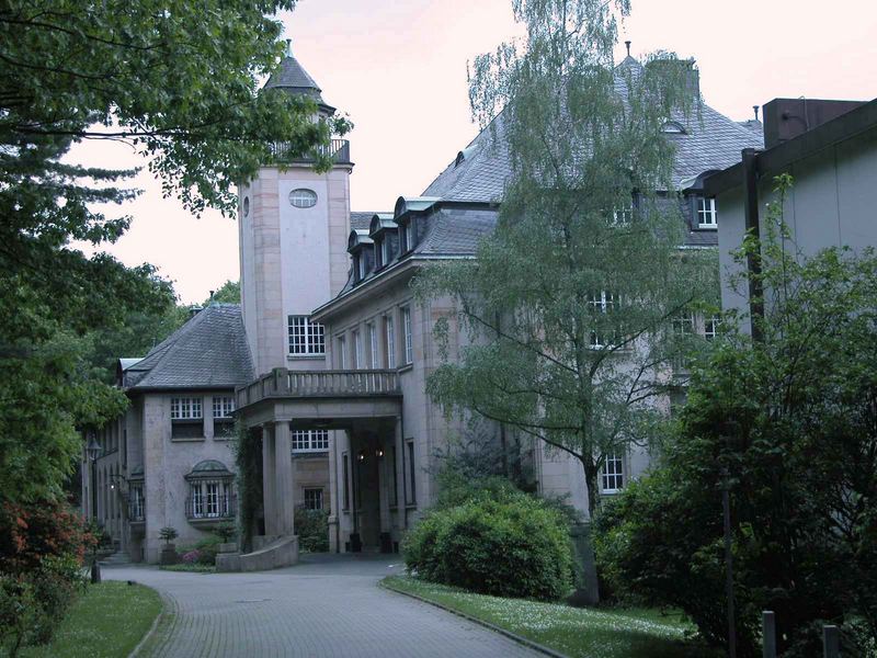 Hauptportal Haus Küchen in Mülheim an der Ruhr Foto & Bild