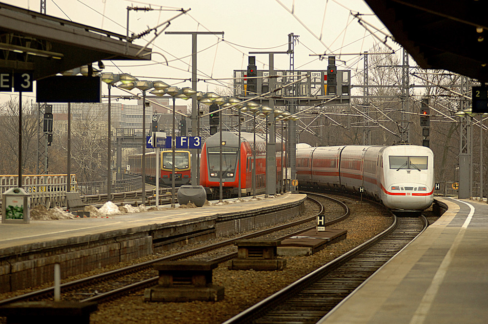 Hauptstadtschienenverkehr am Bahnhof Berlin Zoologischer Garten