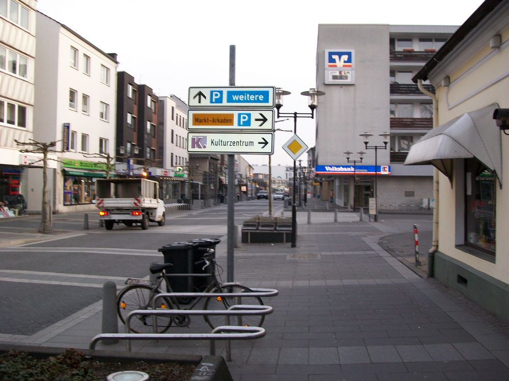 Hauptstr., Langenfeld morgens / Stadtreinigung unterwegs