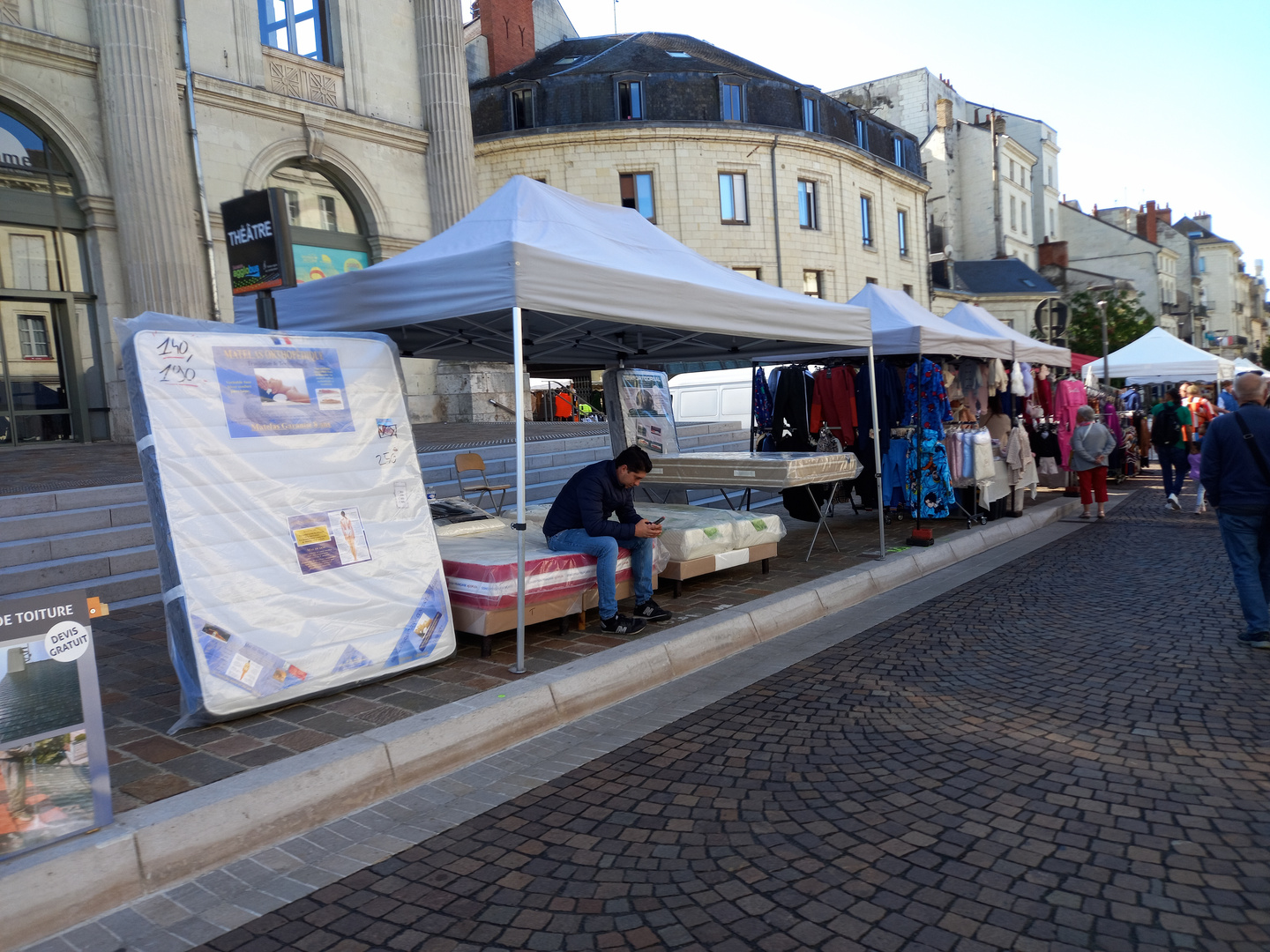 Hauptstraße am Markttag