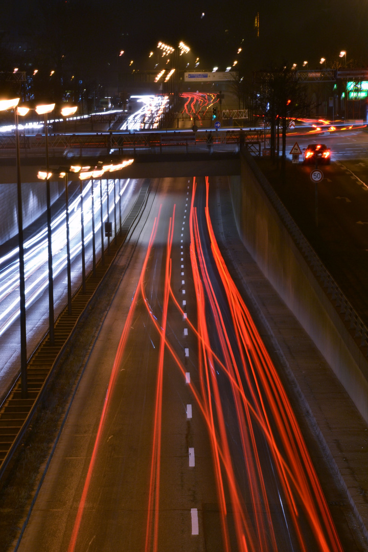 Hauptstraße bei Nacht