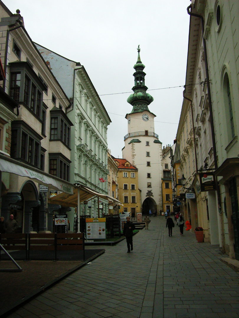 Hauptstraße der Altstadt von Bratislava mit Stadtturm