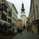 Hauptstraße der Altstadt von Bratislava mit Stadtturm