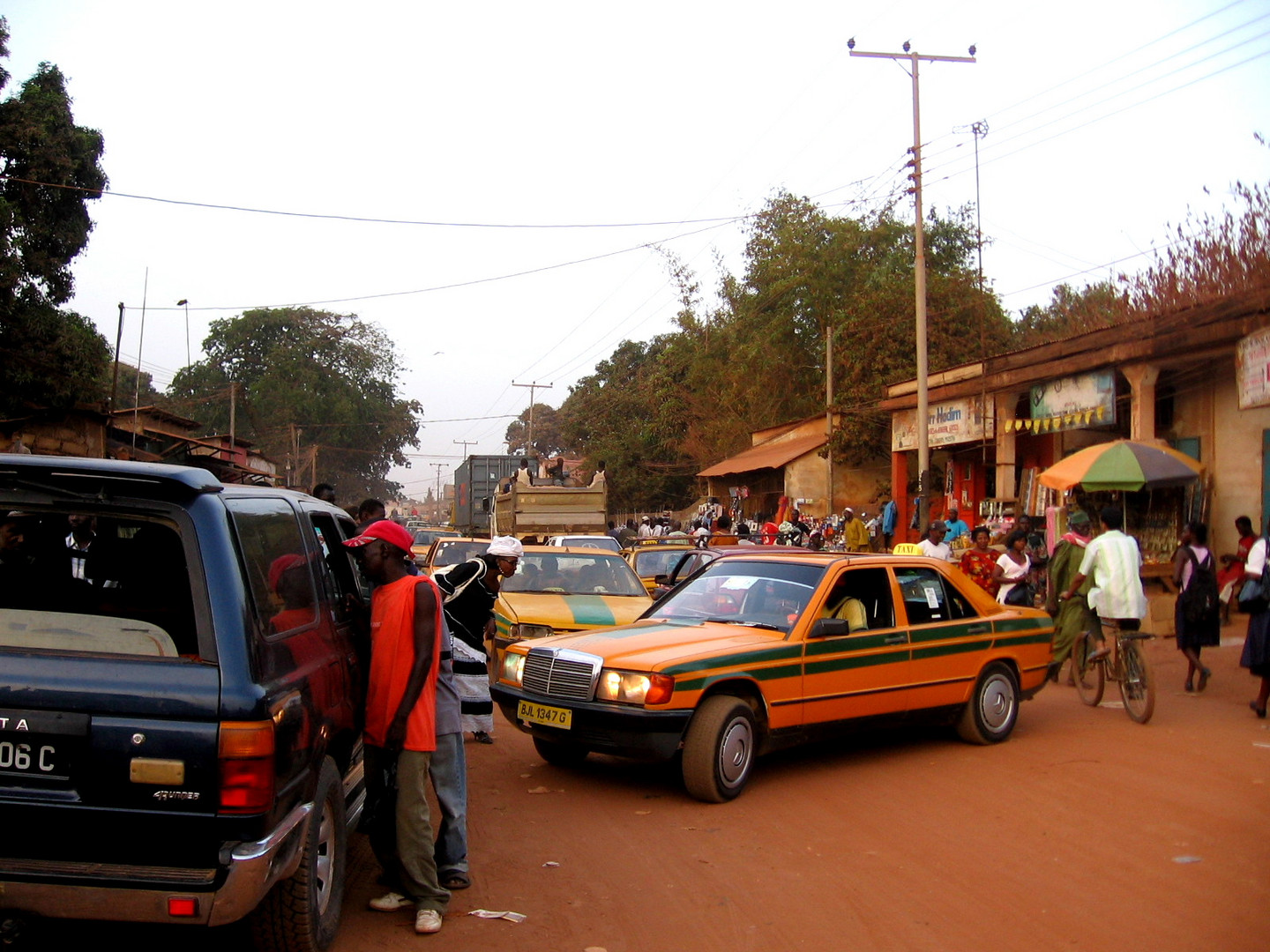 Hauptstraße in Serrekunda