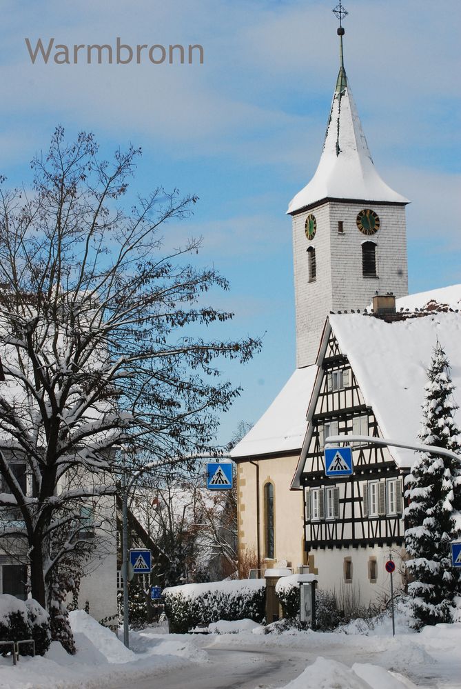 Hauptstraße mit Blick auf Kirche und Pfarrhaus