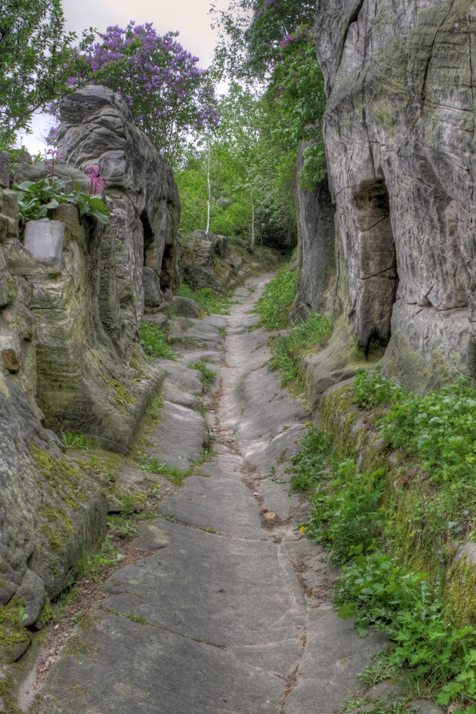 Hauptstraße zu den Höhlenwohnungen in Langenstein