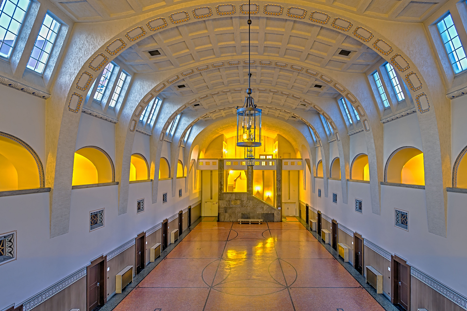 Hauptzollamt München, Schalterhalle abends