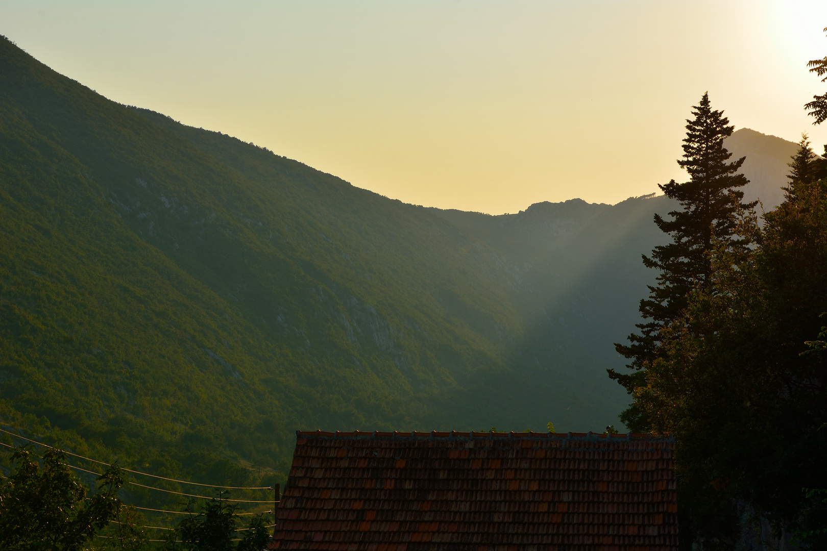 Haus am Berg beim Sonnenuntergang