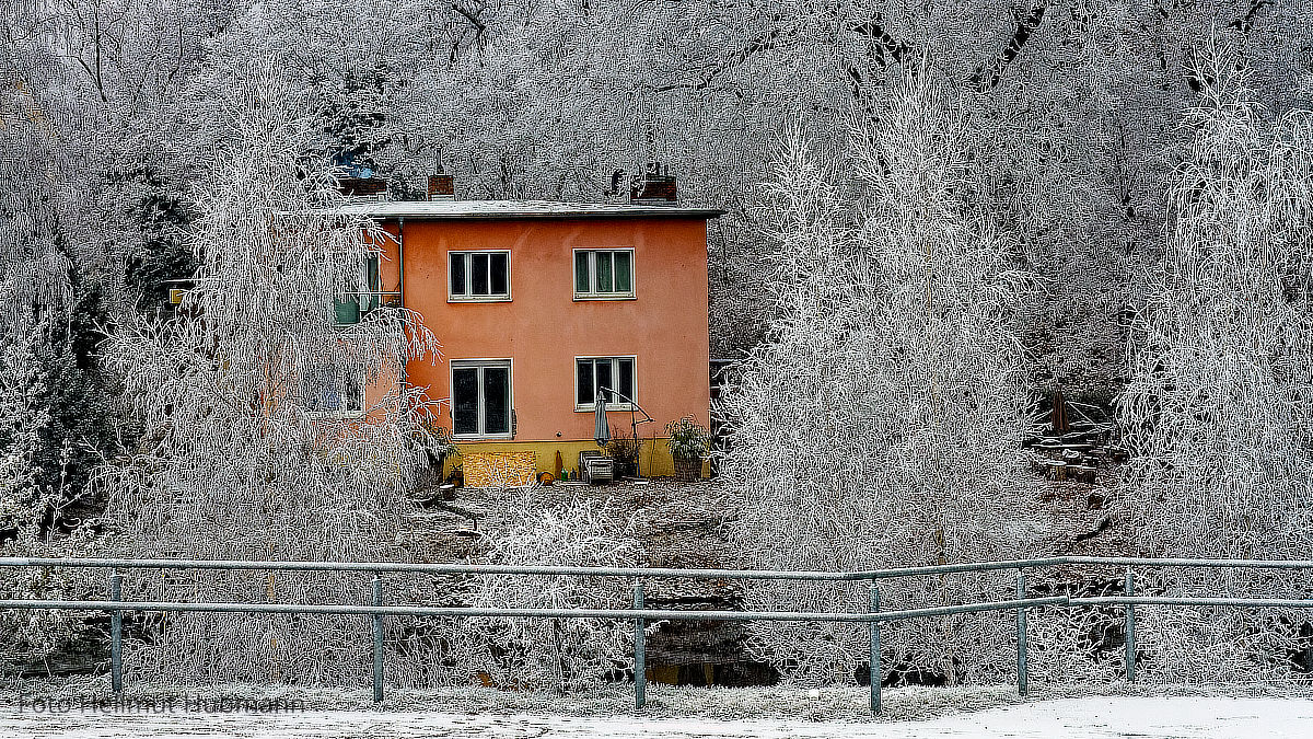 HAUS AM KANAL IM WINTER