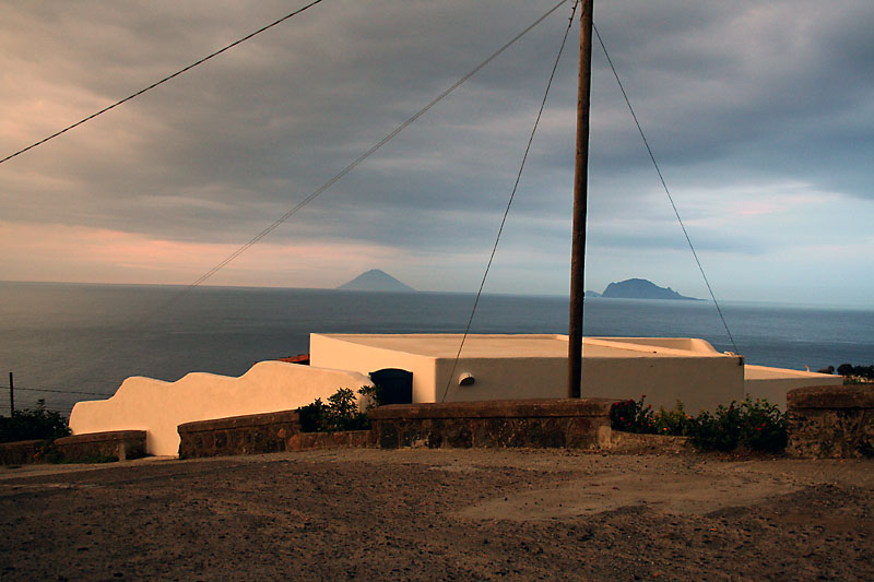 Haus am Meer am Abend