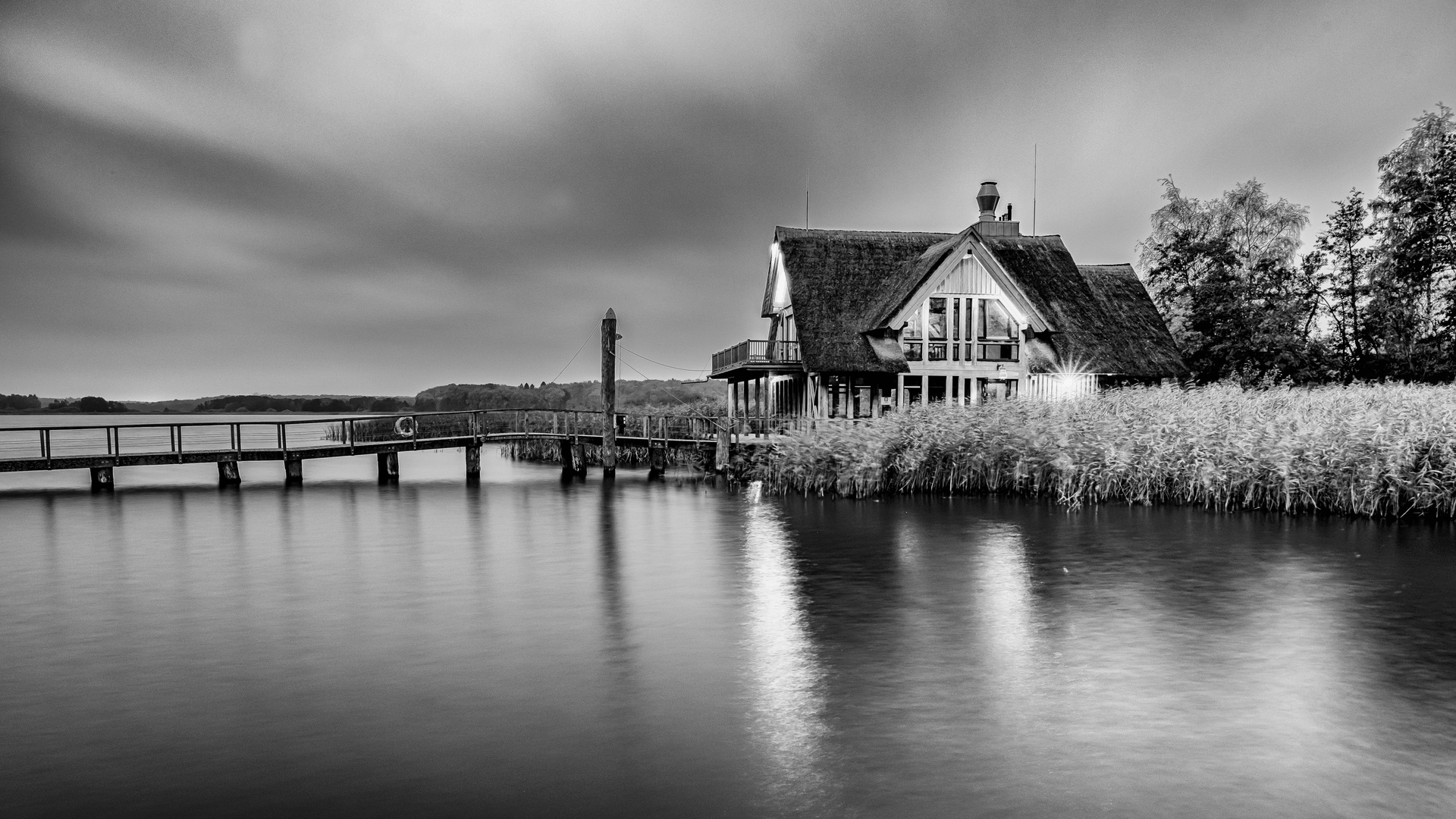 Haus am See 2 in schwarzweiß