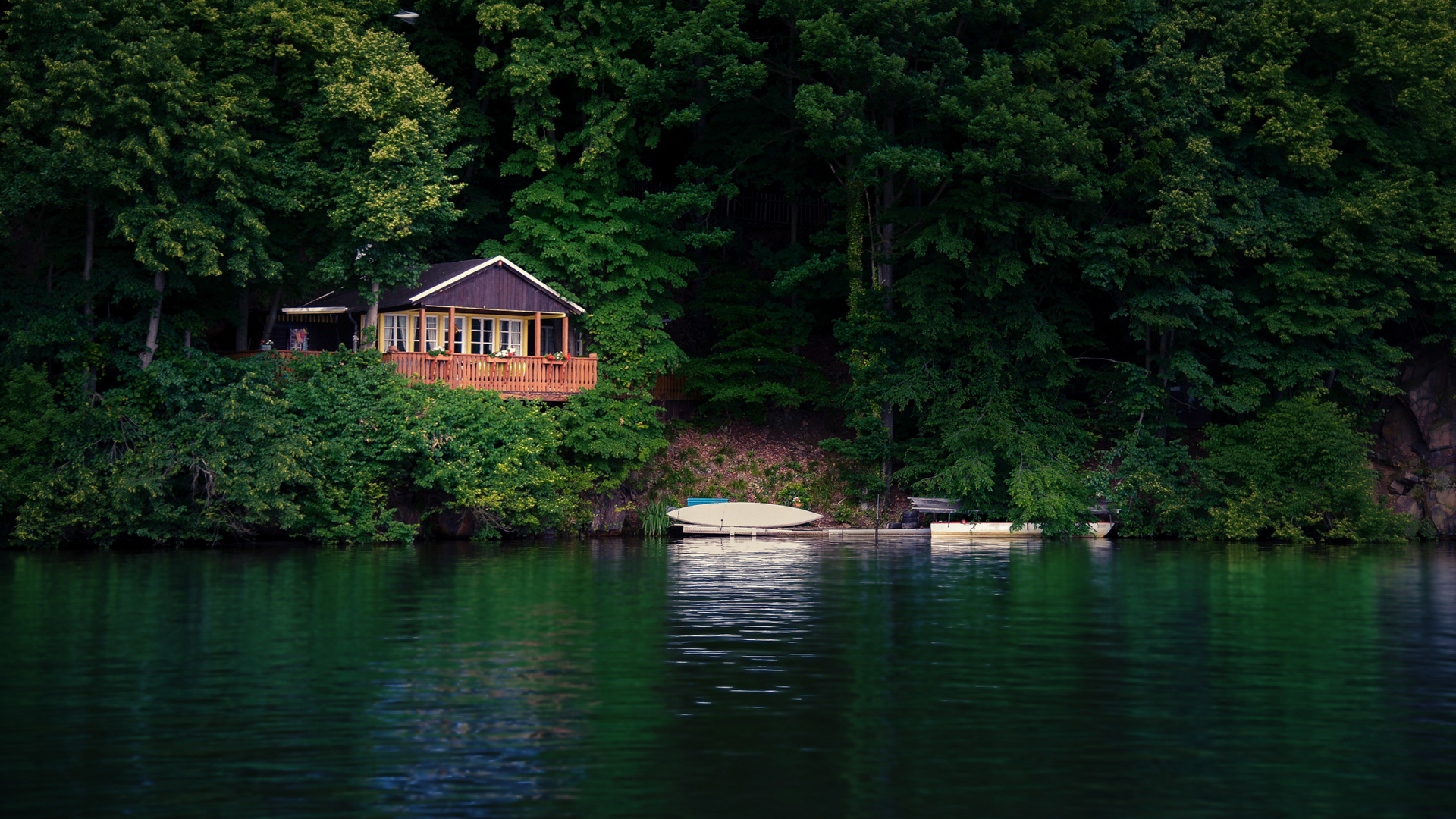 Reflexionen Von A Herbst Wald Und A Haus In A See Stock Foto