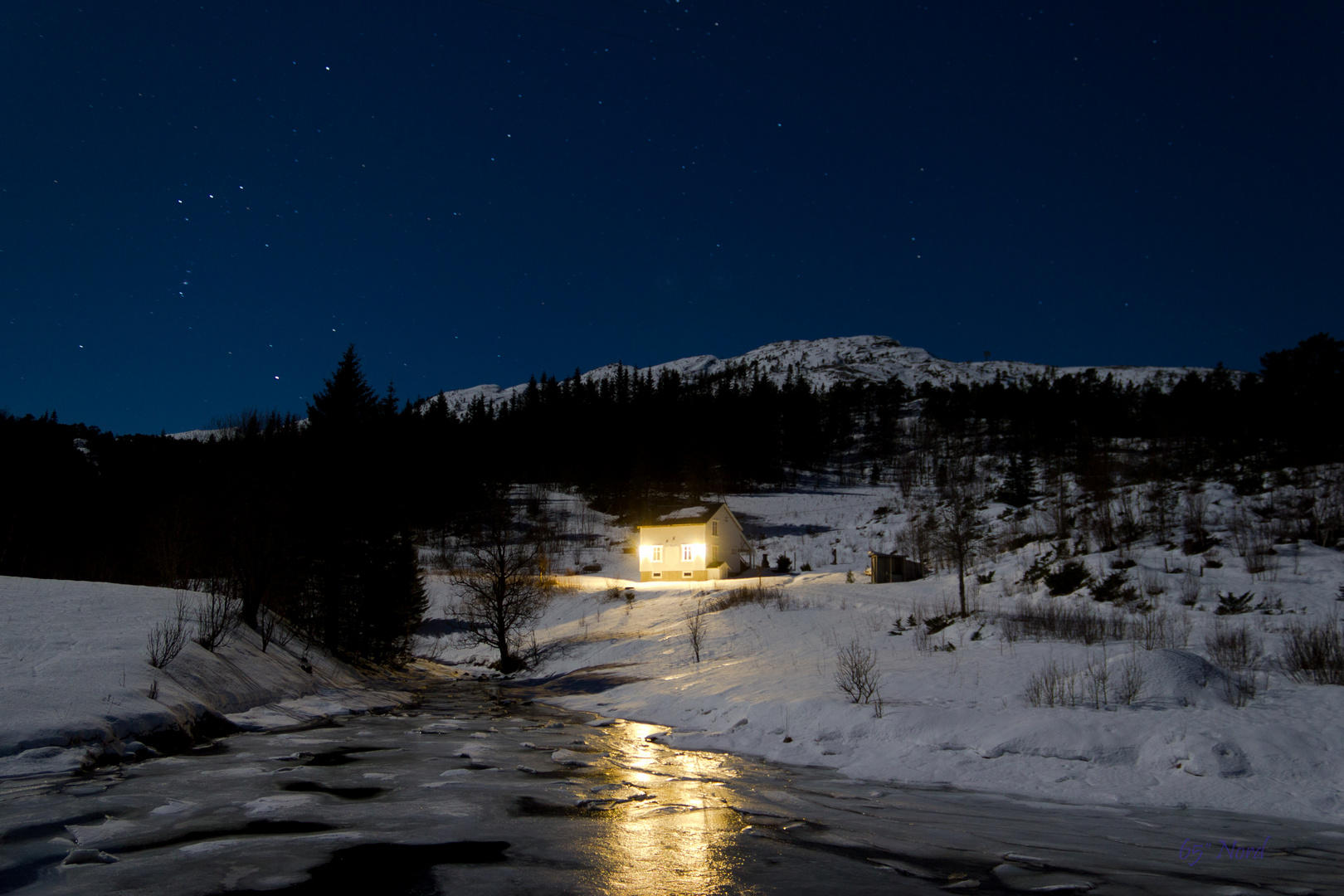 Haus am vereisten Bach, in der Nacht ;-)