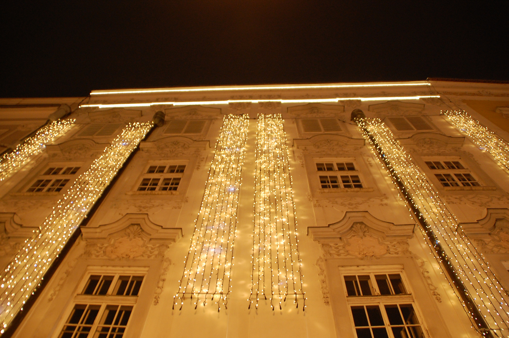 Haus am Welser Stadtplatz mit Weihnachtsbeleuchtung