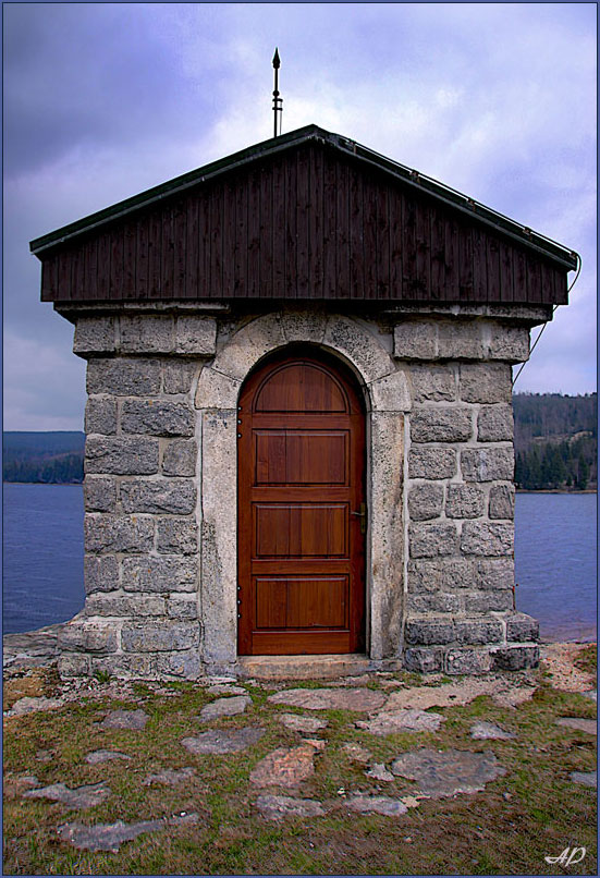 Haus auf dem Staudamm