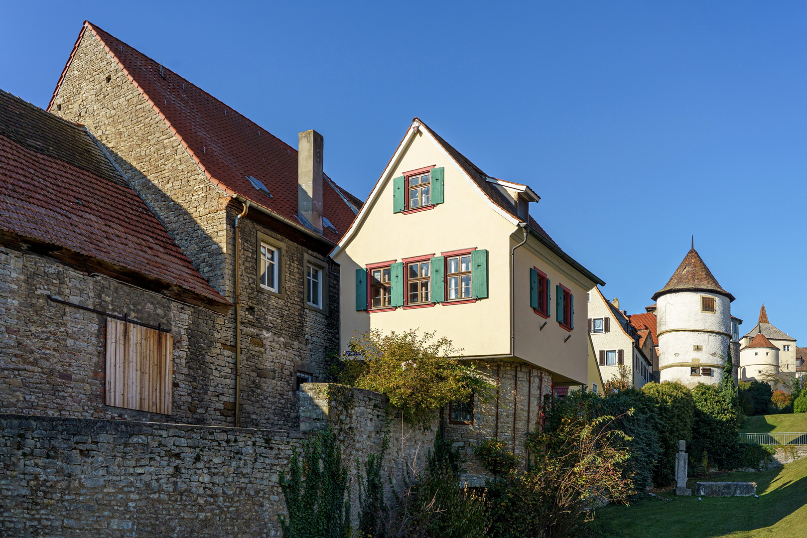 Haus auf der Mauer